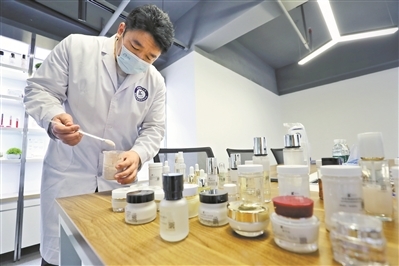 广州日报-制造业当家 白云挺起高质量发展“硬脊梁”