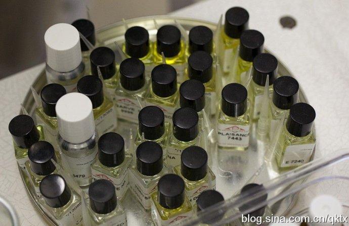 揭秘:吸血水蛭唾液制造化妆品全过程