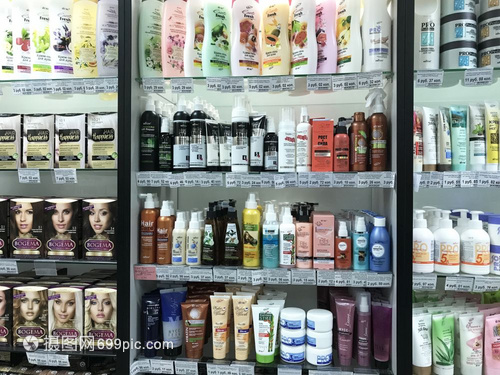 明斯克白俄罗2018年月3日超市展示了来自不同制造商的美发化妆品香波面罩洗涤剂油漆孔迪翁发香剂明斯克白俄罗2018年月3日超市展