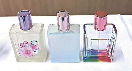 材质、造型各异的香水包装